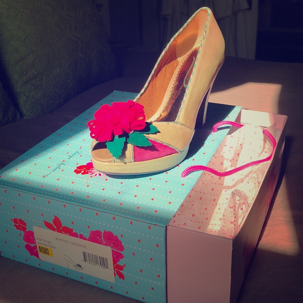 New in box Pop Star Poetic Licence flower heels